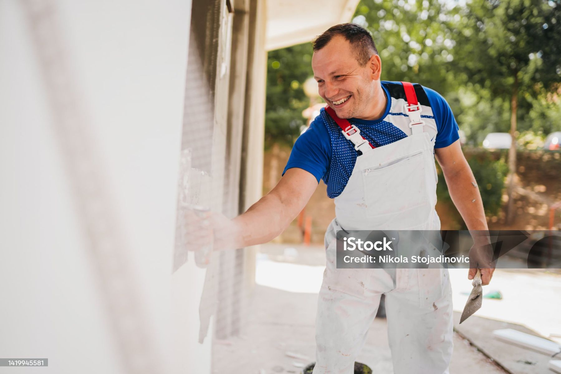 Handwerker von SFB Dahm beim Verputzen einer Wand